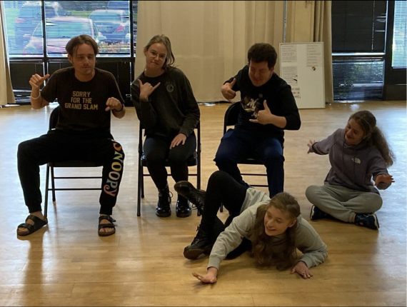 A group of 5 students does improv